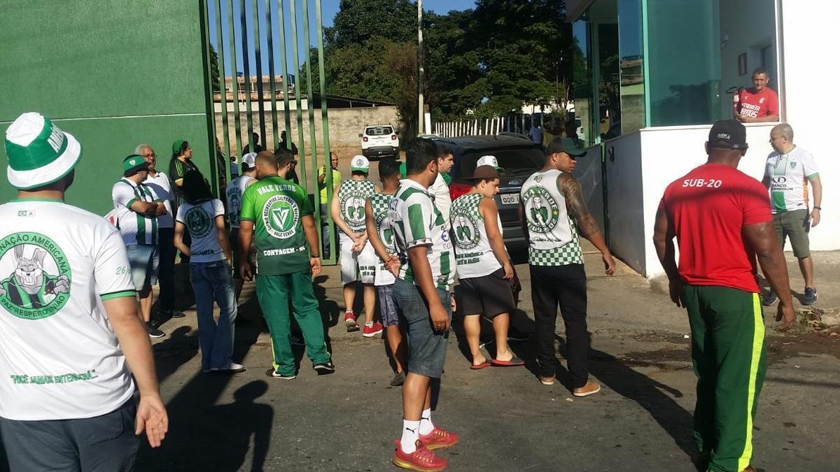 Torcedores americanos fizeram protesto e abordaram os jogadores na porta do CT Lanna Drumond