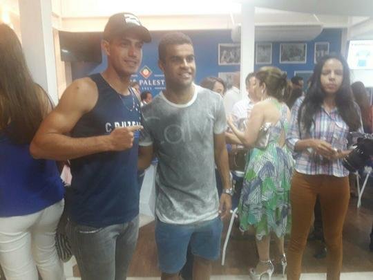 Zagueiro Leo lanou no Barro Preto o livro A Quinta Estrela, sobre o penta da Copa do Brasil. Atacante Alisson prestigiou evento.