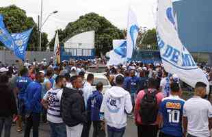 Torcedores do Cruzeiro foram  porta da Toca II apoiar os jogadores s vsperas do jogo com o Flamengo