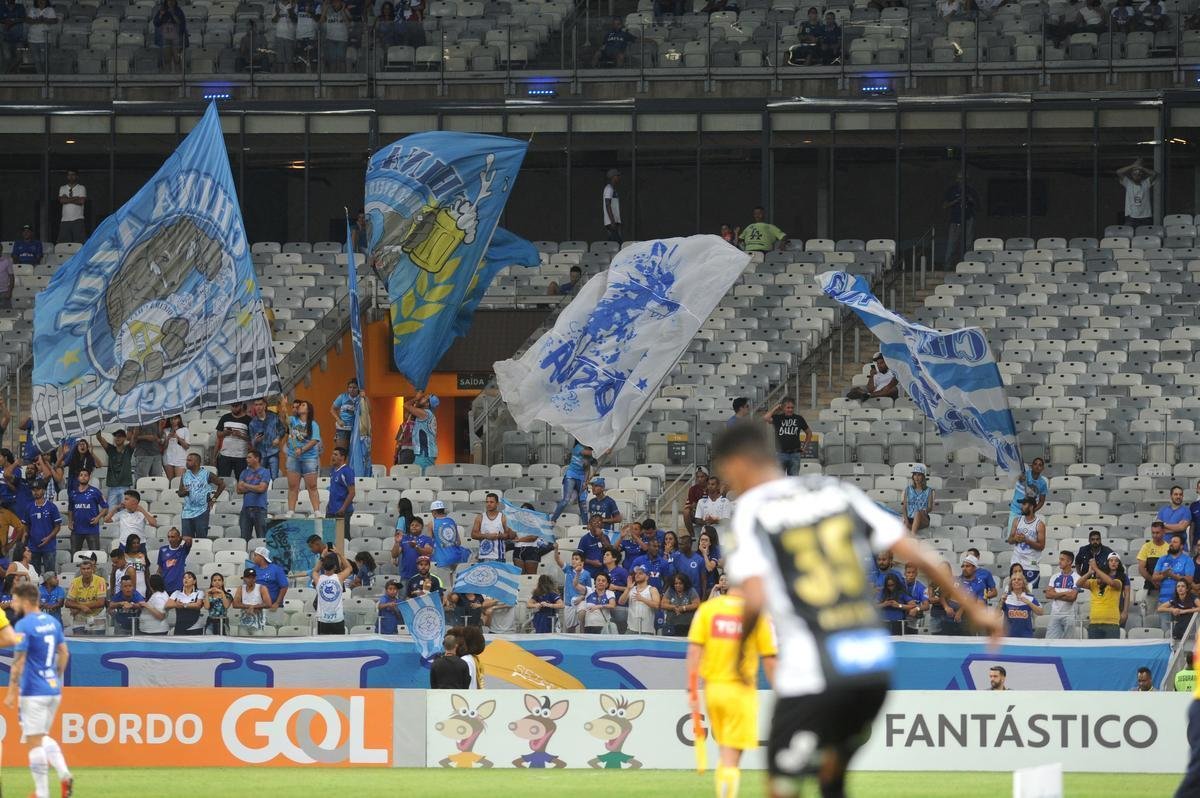 Em jogo com grande atuao do goleiro Fbio, Cruzeiro derrotou Santos de virada, por 2 a 1, com gols de Sass e Raniel; Gabriel Barbosa marcou para o Peixe, no Mineiro, pela 26 rodada do Brasileiro