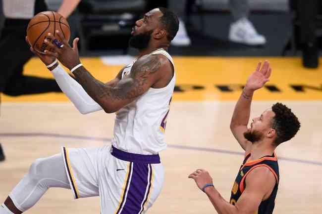 Lakers, de LeBron, levam a melhor sobre Warriors, de Cury