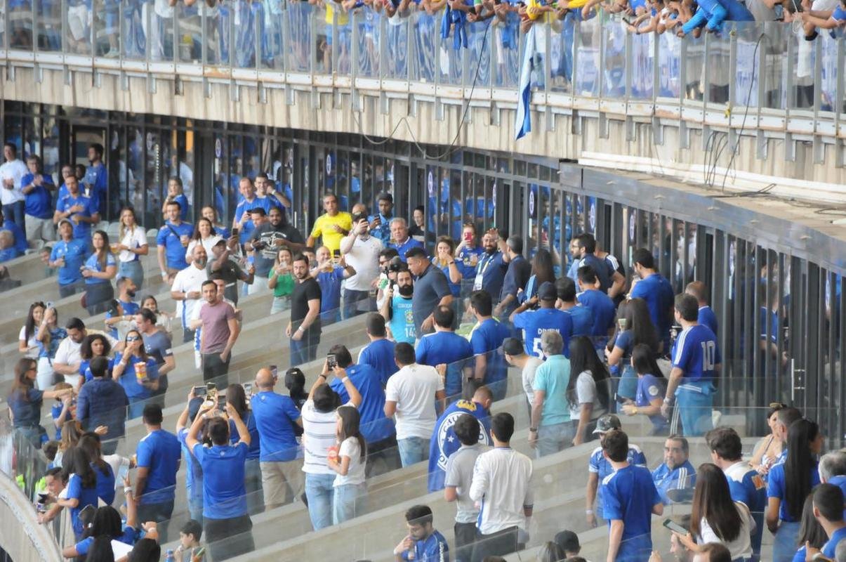 Fotos da torcida do Cruzeiro, no Mineiro, na partida contra a Ponte Preta pela 13 rodada da Srie B do Campeonato Brasileiro. Mineiro recebeu grande pblico mais uma vez
