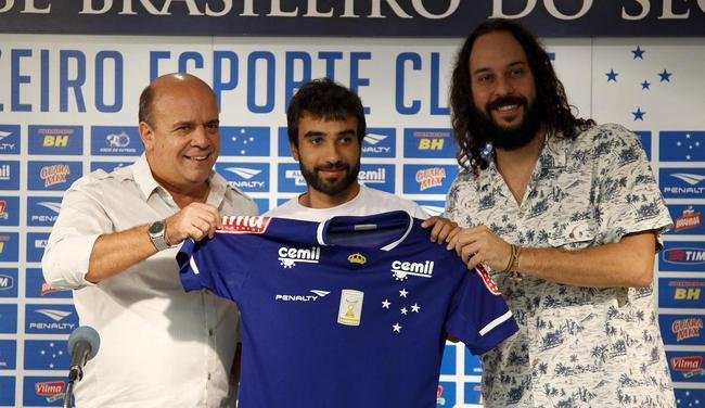 Gerente Valdir Barbosa e agente Gabriel o Pensador apresentaram meia Gabriel Xavier na Toca