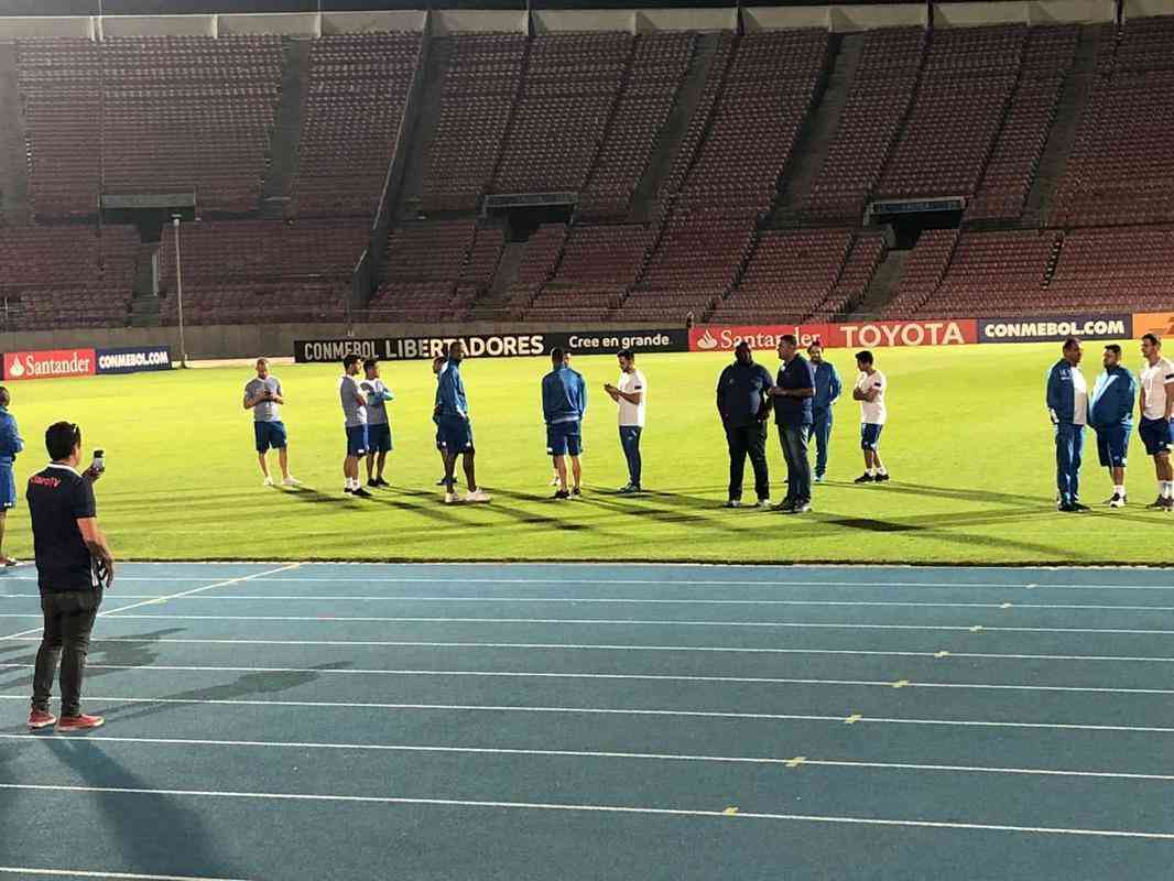 Na vspera de jogo contra a Universidad de Chile, pela Copa Libertadores, elenco do Cruzeiro fez reconhecimento de gramado do Estdio Nacional, em Santiago (Lauro Lopes/TV Alterosa)