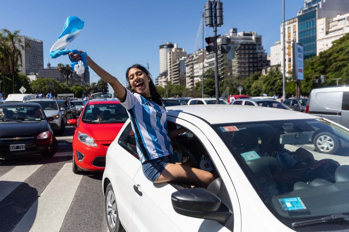 Multido festeja, no Centro de Buenos Aires, o tri mundial da Argentina conquistado na Copa do Catar