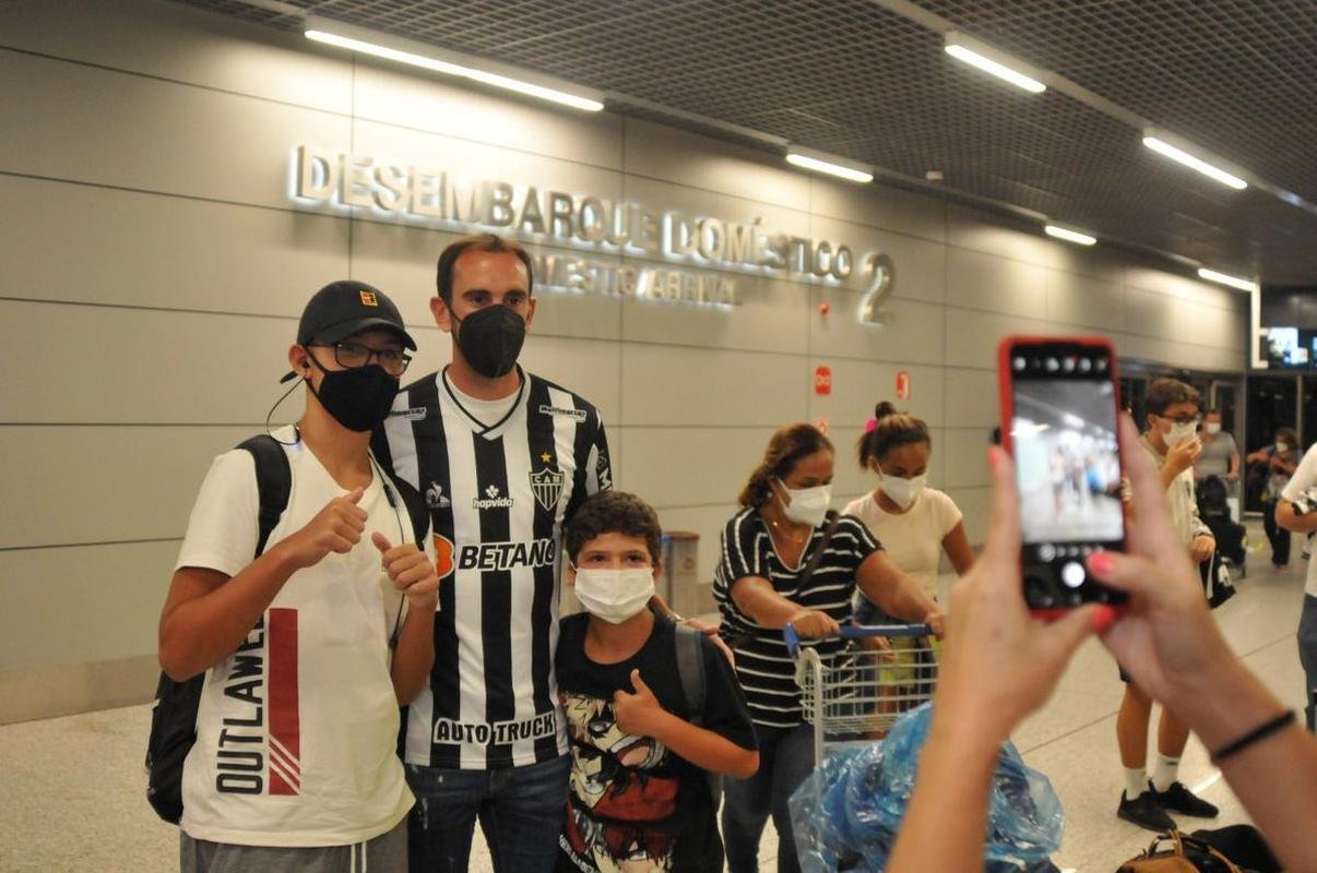 Novo reforo do Atltico, zagueiro uruguaio Diego Godn recebe carinho da torcida no desembarque em Confins