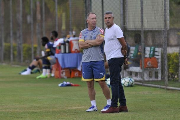 Ex-volante de Cruzeiro e Atltico e hoje treinador, Cerezo passar duas semanas na Toca da Raposa II para acompanhar o trabalho de Mano Menezes