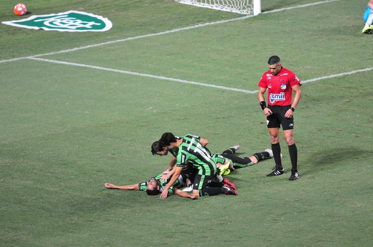 Amrica venceu a Caldense, com gols de Matheusinho e Joo Paulo, e avanou