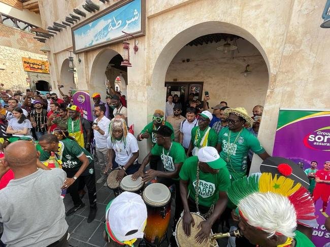 Torcidas da Copa do Mundo de 2022 tm se encontrado no Souq Waqif, tradicional mercado em Doha, no Catar.