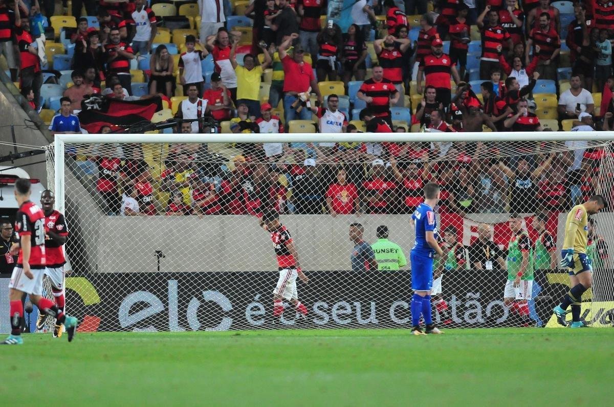 No segundo tempo, Flamengo saiu na frente, com Lucas Paquet. Aos 38, Arrascaeta empatou e fez a alegria da torcida cruzeirense no Maracan