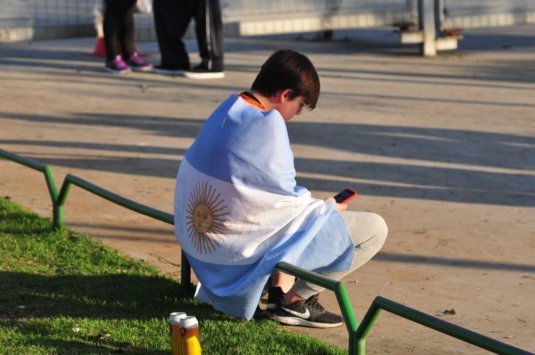 Torcedores de Argentina e Paraguai na chegada ao Minero para duelo pela Copa Amrica