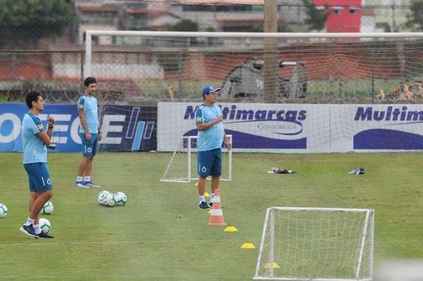 Adilson Batista em ao em seu primeiro treino  frente do Cruzeiro