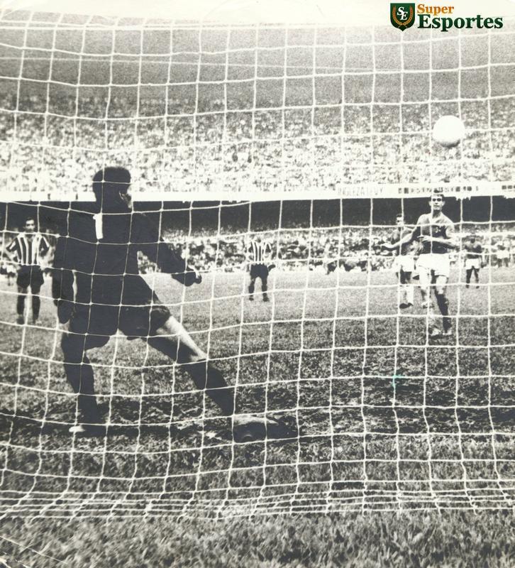 27/10/1968 - Lance do jogo entre Atlético e Cruzeiro, realizado no Mineirão, em Belo Horizonte. No detalhe, Piazza cobra o pênalti do terceiro gol do Cruzeiro e fecha o placar em 3 a 3.