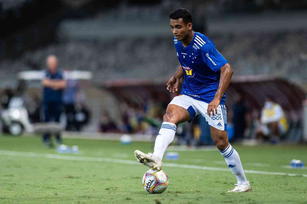 Airton - o jovem de 21 anos teve seu momento de protagonista no Cruzeiro entre a 18 e a 22 rodada da Srie B, quando fez quatro gols em cinco jogos. No geral, disputou 31 partidas na competio. As caractersticas de arrancada, drible e velocidade devem faz-lo ganhar espao com Felipe Conceio em 2021.