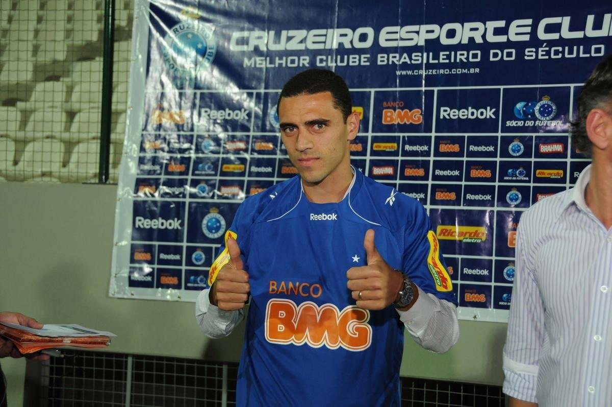 O Cruzeiro fechou contrato de trs temporadas com o lateral-direito/volante Rmulo, de 33 anos. O jogador ficou por nove anos no futebol italiano, onde se destacou no Verona e tambm passou por Fiorentina, Juventus, Lazio, Genoa e Brescia. Antes da trajetria na Europa, o atleta teve passagem pela Raposa, entre 2010 e 2011. Em 19 partidas, marcou um gol.