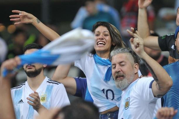 Fotos das torcidas de Brasil e Argentina, no Mineiro, no clssico vlido pela semifinal da Copa Amrica