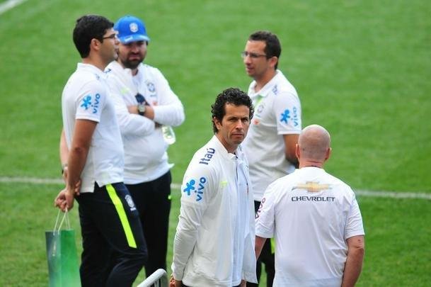 Seleo Brasileira fez, nesta tera  tarde, o seu primeiro treino no Mineiro, em Belo Horizonte, onde enfrentar a Argentina, na quinta, pelas Eliminatrias da Copa. O craque Neymar, do Barcelona, juntou-se ao grupo e trabalhou normalmente no gramado.