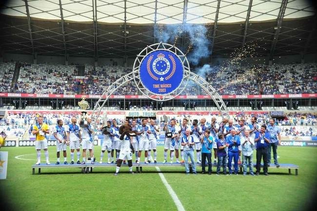 Cruzeiro: time campeo da Trplice Coroa de 2003 venceu equipe de masters por 2 a 1, neste domingo, em jogo festivo realizado no Mineiro