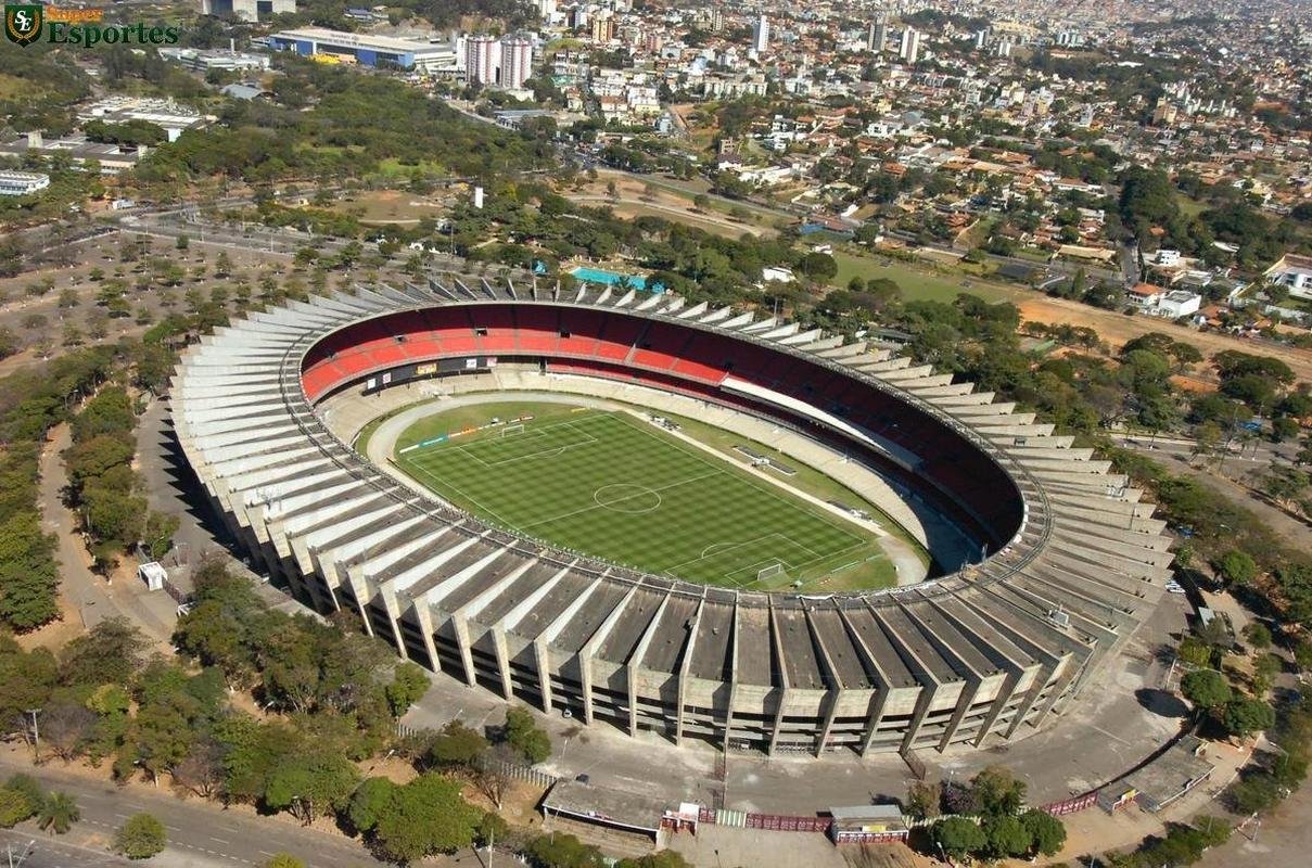 Foto area do Mineiro registrada em 7 de julho de 2007. Cadeiras vermelhas foram instaladas em 2004
