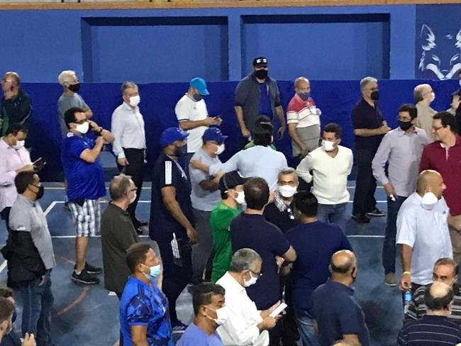 Conselheiros e associados do Cruzeiro durante votao de mudana do Estatuto do clube. Assembleia geral autorizou venda de at 90% das aes da SAF para investidores. Houve festa dos cruzeirenses no Parque Esportivo do Barro Preto, em BH, devido  possibilidade de chegada de recursos para tornar o futebol mais competitivo a partir de 2022.