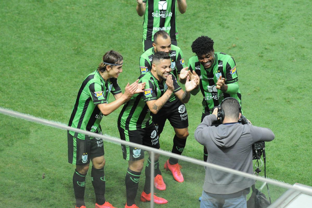 Fotos do duelo entre Amrica e Ponte Preta, no Independncia, em Belo Horizonte, em jogo de volta da quarta fase da Copa do Brasil