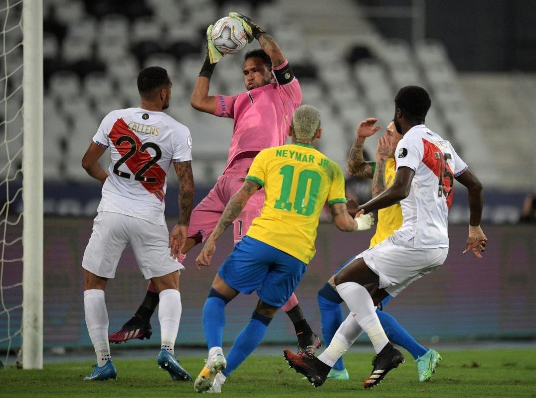 Brasil e Peru se enfrentaram no Estdio Nilton Santos, pelas semfinais da Copa Amrica 
