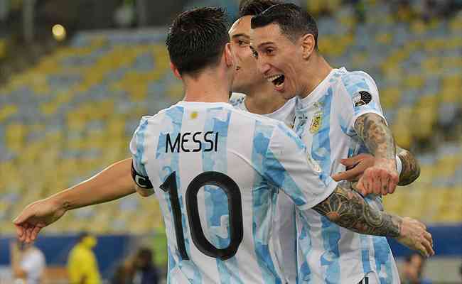 Messi abraça Di María em celebração ao gol do título