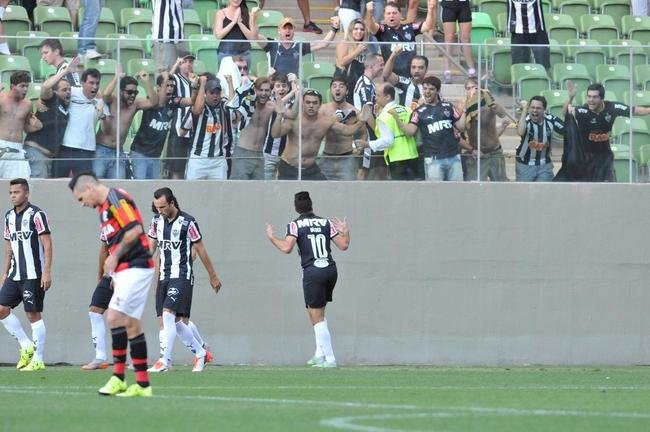 Atleticanos comemoram primeiro gol sobre o Flamengo, marcado contra pelo zagueiro Marcelo