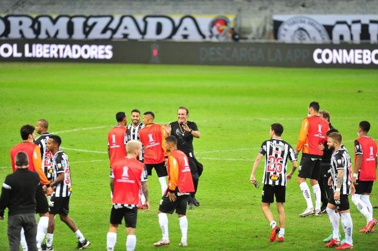 Goleiro Everson, do Atltico, foi heri na deciso por pnaltis contra o Boca Juniors ao defender duas cobranas e ao marcar o gol da classificao: 3 a 1 nas batidas alternadas aps 0 a 0 no tempo normal, no Mineiro.
