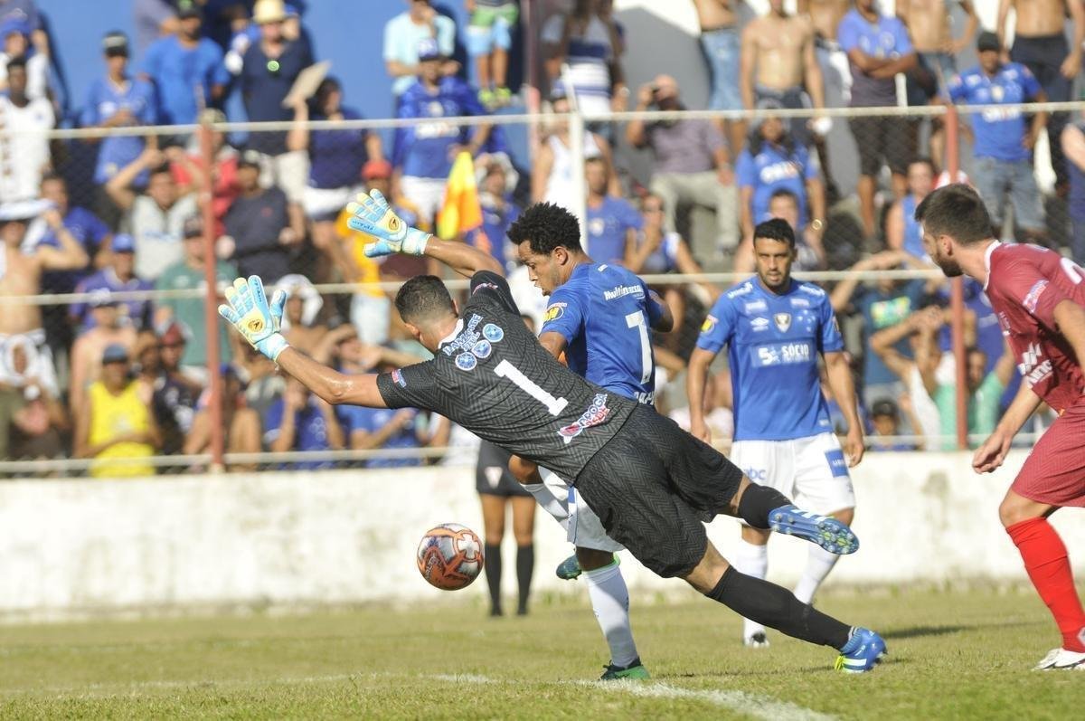 Lance do atacante Rafinha no segundo tempo