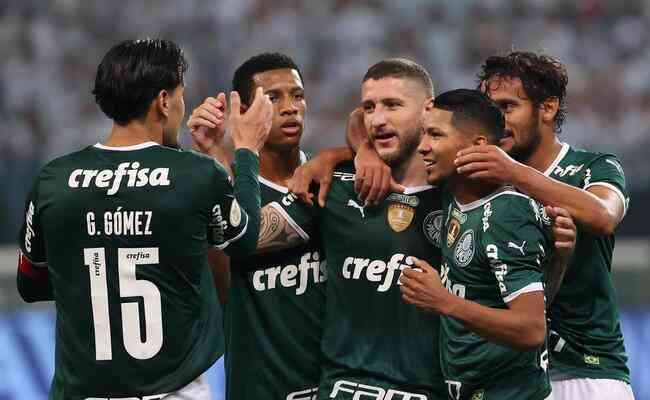 Palmeiras fez quatro gols em sete minutos e virou o placar para vencer o Atlético-GO