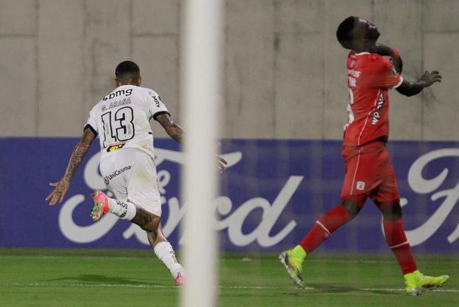 Jogo entre Amrica de Cli e Atltico, em Barranquilla, pela Copa Libertadores, teve diversas paralisaes devido aos efeitos do gs de pimenta nos atletas. Protestos do lado de fora do estdio, contra o governo, tiveram consequncias no gramado. 
