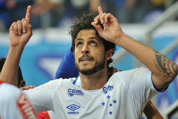 Momento em que Hudson marcou o gol do Cruzeiro no segundo tempo