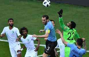 Goleiro rabe falha em sada de bola e Uruguai abre o placar da partida