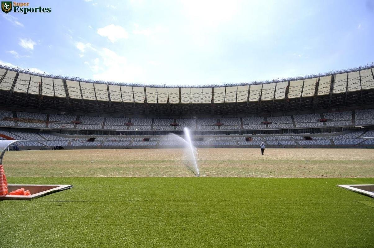 06/12/2012 - Gramado j instalado no campo. Reforma entra na parte dos detalhes, do acabamento final.