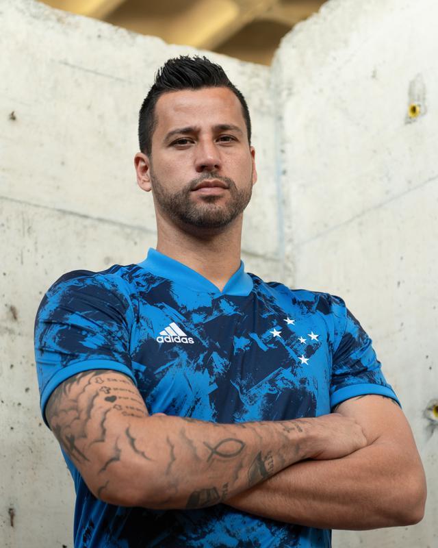 Fotos da nova camisa 3 do Cruzeiro, produzida pela Adidas