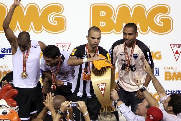 7 - Provocação: Diego Tardelli se eternizou na história do Atlético com gols, títulos e provocações. Antes de levantar a taça do Campeonato Mineiro de 2010, o atacante tirou do bolso uma flanela e lustrou o troféu. O Atlético tinha sido alvo de 'zoeira' de torcedores do Cruzeiro, já que havia passado a maior parte do Brasileiro de 2009 na zona de classificação à Libertadores, mas, no fim, viu o rival ultrapassá-lo e ficou fora da competição continental.