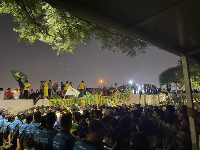 Seleção Brasileira chegou ao hotel The Westin Doha Hotel & Spa, no Centro de Doha, capital do Catar, e teve recepção calorosa de torcedores do Brasil e de outros países. Muitos curiosos apareceram para tentar ver os craques que vão buscar o hexa na Copa do Mundo