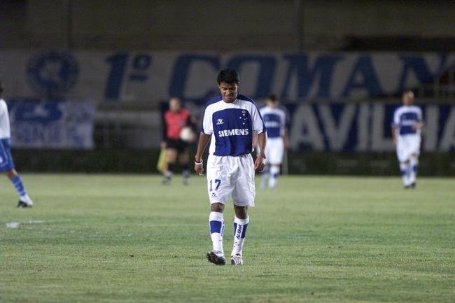 Na mesma dinmica que 2004, um terceiro uniforme foi lanado para utilizao do meio do ano em diante. Pela primeira vez, as estrelas soltas foram colocadas juntas da coroa, que ficou logo acima da constelao. Alm disso, a camisa era no mesmo tom de azul que a principal, mas tinha faixas brancas na lateral e nas omoplatas. O nmero do uniforme, assim como o nome, eram amarelos, sem o tradicional branco.