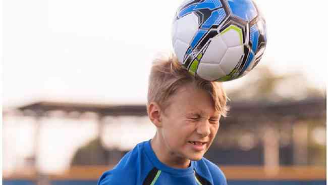 Jogadas de cabea sero proibidas nos jogos de futebol entre os menores de 12 anos
