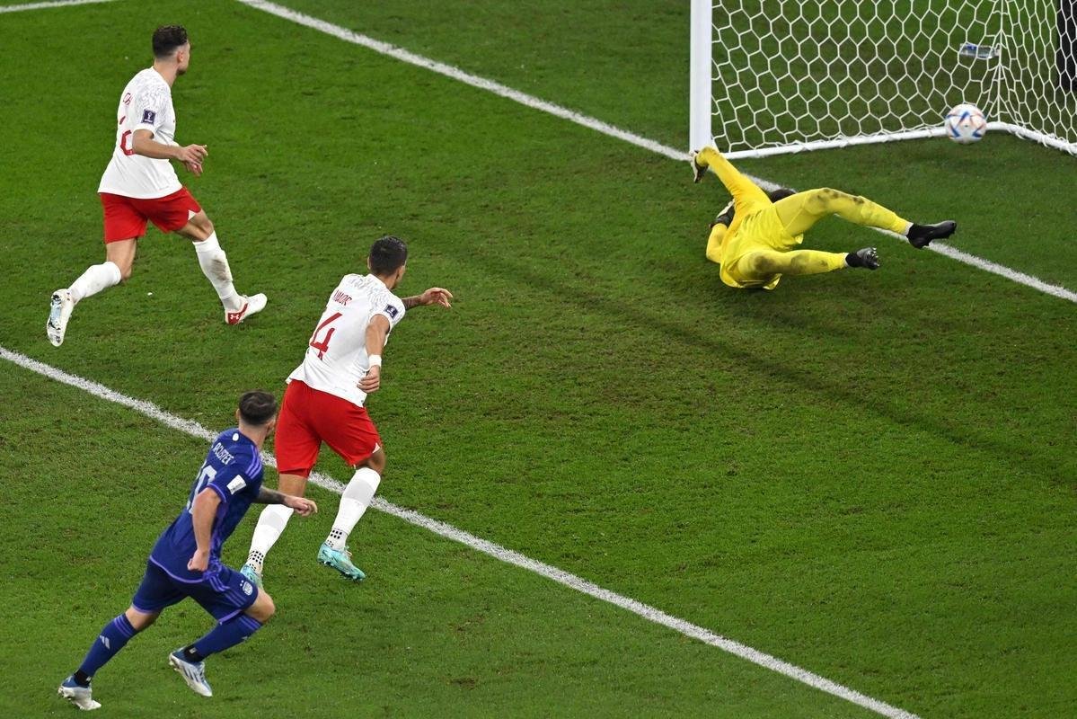 Julin lvarez marcou o segundo gol da Argentina sobre a Polnia no Estdio 974, em duelo pelo Grupo C da Copa do Mundo