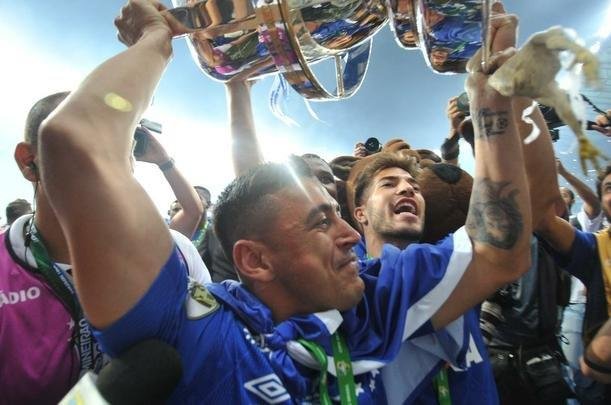 Depois da vitria por 5 a 3 nos pnaltis, que teve Fbio como heri, jogadores e comisso tcnica comemoraram muito no gramado do Mineiro. Capito Henrique ergueu a taa do penta no Gigante