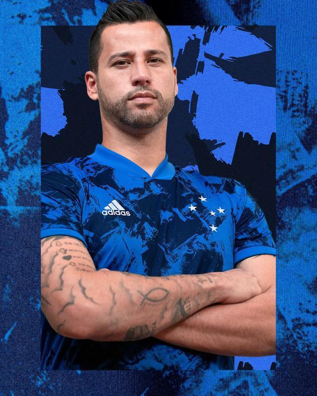 Fábio, goleiro do Cruzeiro há 15 anos, com a nova camisa do time