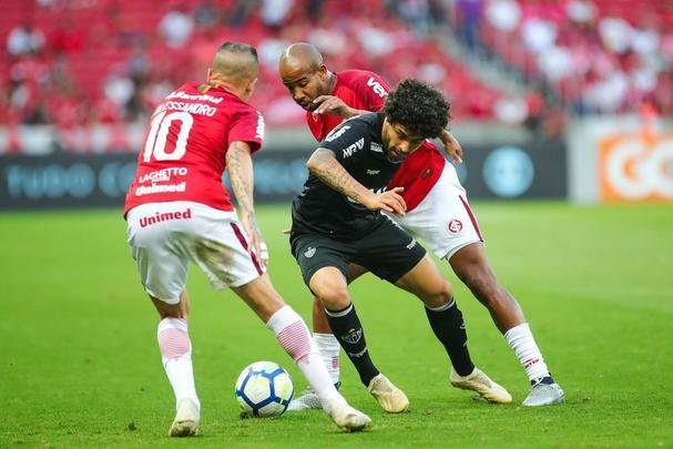 Galo derrotou Internacional no Beira-Rio com gols de Cazares e Terans; D'Alessandro descontou de pênalti