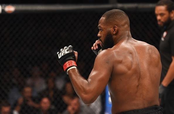 Jon Jones volta ao octógono do UFC e conquista cinturão interino