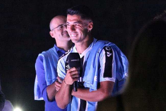 Luis Surez foi apresentado na Arena Grmio nesta quarta-feira (4/1)