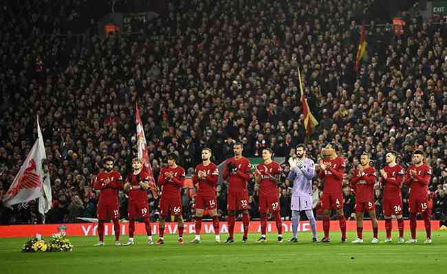Jogadores do Liverpool homenagearam Pel em partida desta sexta-feira (30/12)