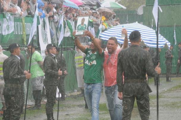 Emoo com a chegada dos corpos  Arena Cond para velrio. Foi o reencontro dos heris com suas famlias