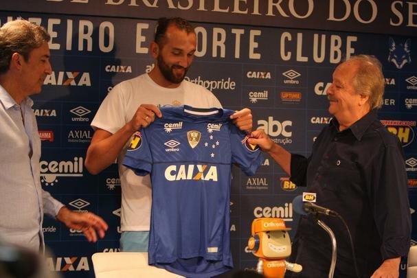Atacante Barcos, o 'Pirata', vestiu a camisa 28 do Cruzeiro e falou sobre desejo de conquistar muitos ttulos