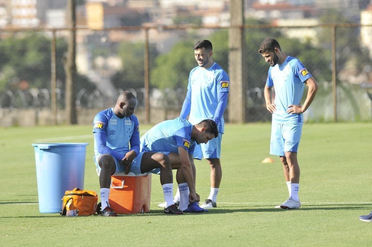Treino do Cruzeiro nesta segunda marcou o batismo do colombiano Luis Orejuela, reforo para 2019
